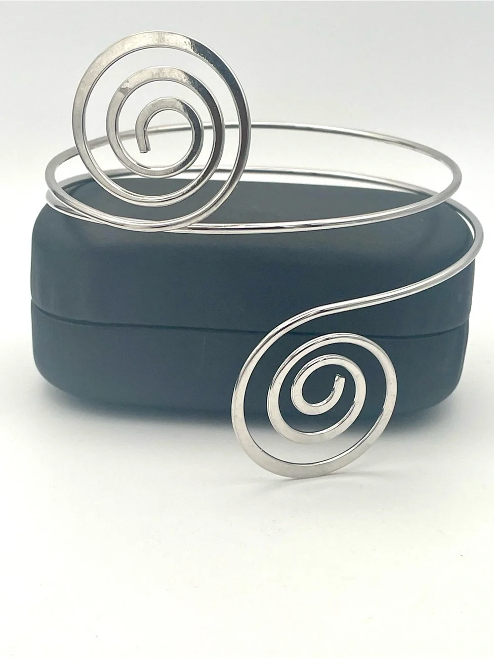 Upper Arm Silver Tone Spiral Wire Cuff Bracelet band. Adjustable